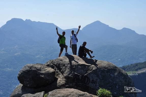 Com o Álvaro e o Valentín no alto da Pedra da Gavea, no Rio de Janeiro. Ao fundo, o Maciço da Tijuca